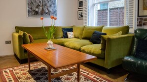 Living room - 2 Bedroom West London Home With Excellent Connections (London)