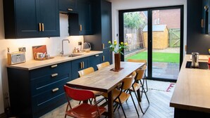 Fridge, oven, stovetop, dishwasher - 2 Bedroom West London Home With Excellent Connections (London)