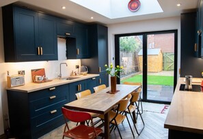 Fridge, oven, stovetop, dishwasher