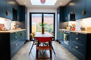 Fridge, oven, stovetop, dishwasher