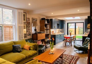 Living room - 2 Bedroom West London Home With Excellent Connections (London)