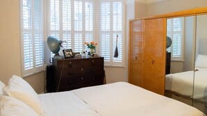 2 bedrooms, iron/ironing board, bed sheets - 2 Bedroom West London Home With Excellent Connections (London)