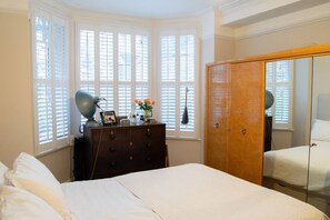 2 bedrooms, iron/ironing board, bed sheets