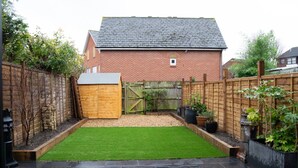 Property grounds - 2 Bedroom West London Home With Excellent Connections (London)