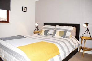 1 غرفة نوم ومكواة/لوح كي وملاءات أسرّة