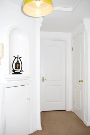 1 bedroom, iron/ironing board, bed sheets - Modern And Bright Inverleith Apartment (Edinburgh)