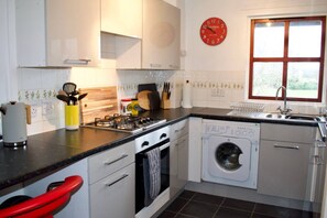 Oven, stovetop, cookware/dishes/utensils - Modern And Bright Inverleith Apartment (Edinburgh)