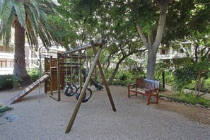 Apartment (0 Bedroom) | Children’s area - Secure Studio Apartment. With Mountain Views and a Pool (Cape Town)