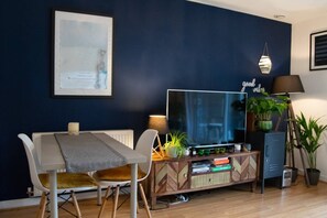 1 dormitorio, tabla de planchar con plancha, Internet y ropa de cama