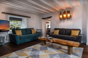 Smart TV, chimenea, estéreo