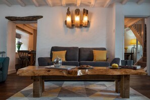 Interior - Farmhouse w/ fire pit, log burner, stunning views & dining room (Tywyn)
