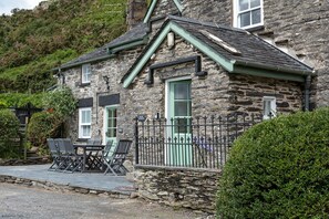 Exterior - Farmhouse w/ fire pit, log burner, stunning views & dining room (Tywyn)