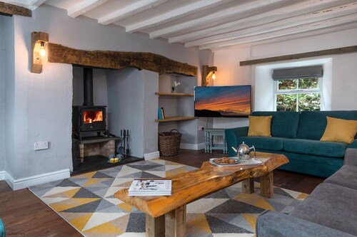 Farmhouse w/ fire pit, log burner, stunning views & dining room