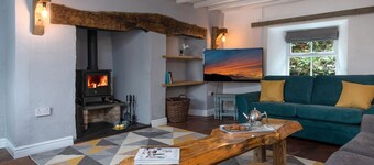 Farmhouse w/ fire pit, log burner, stunning views & dining room