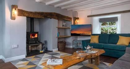 Farmhouse w/ fire pit, log burner, stunning views & dining room
