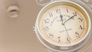 A Grand Central Terminal clock with a white frame and beige face, indicating the time as approximately 12:10. - Leystuuv (Krummhoern)