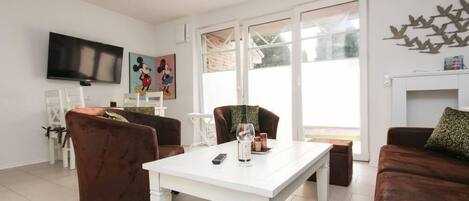 Appartement | Woonkamer | Een flatscreentelevisie