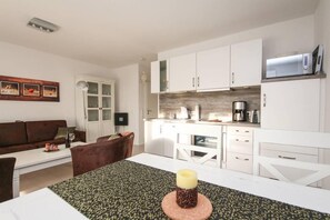 Apartment | Private kitchen | Fridge, microwave, oven, stovetop - Leystuuv (Krummhoern)