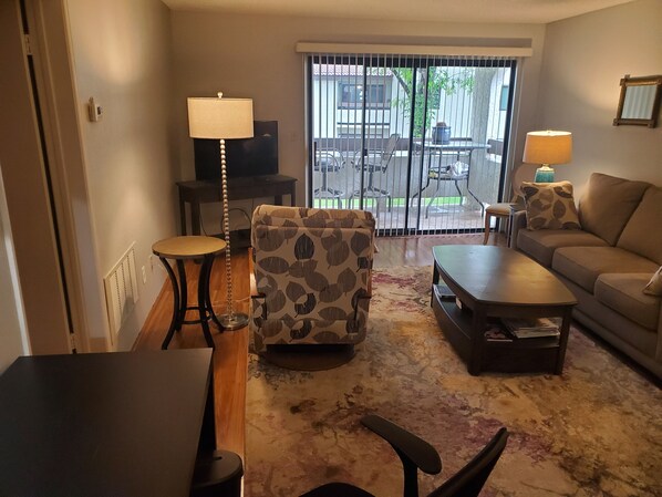Smart TV, books, stereo - Scottsdale Apartment near everything (Paradise Valley)