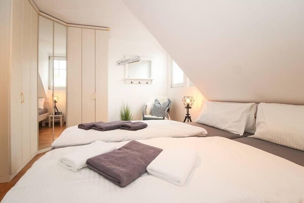 Apartment, 2 Bedrooms, Terrace | 2 bedrooms, iron/ironing board, free WiFi, bed sheets - Lille Hus Greetsiel (Krummhoern)