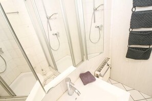 Apartment, 2 Schlafzimmer, Terrasse | Badezimmer | Dusche, Haartrockner, Handtücher, Seife