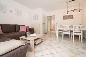 Apartment, 2 Schlafzimmer, Terrasse | Wohnzimmer | Flachbildfernseher, Streaming-Dienste