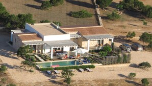 A large house with a swimming pool, multiple rooms, and a patio area. - Santolina en Can Corda, Chalet 4 Dormitorios 3 Baños con piscina en Cap de Barbaria Formentera (Sant Francesc de Formentera)
