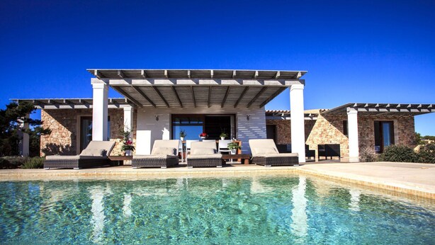 A modern poolside area with lounge chairs and a pergola. - Santolina en Can Corda, Chalet 4 Dormitorios 3 Baños con piscina en Cap de Barbaria Formentera (Sant Francesc de Formentera)
