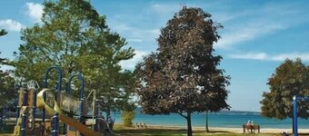 Blue Water Retreat Walk to Beach Downtown TC