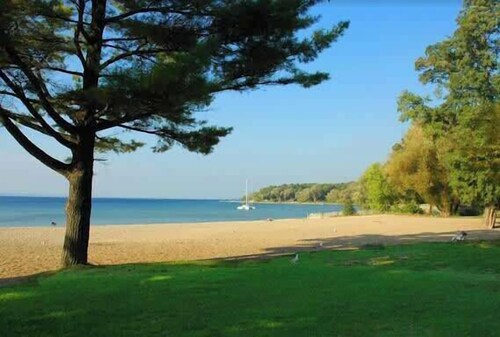 Blue Water Retreat Walk to Beach Downtown TC