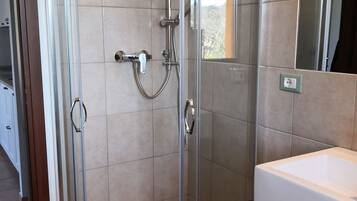 Douche, sĂšche-cheveux, bidet, serviettes fournies