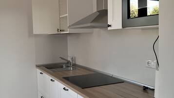 Réfrigérateur, micro-ondes, plaque de cuisson, cafetiÚre/bouilloire