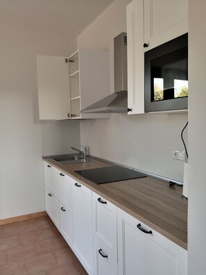 Refrigerador, microondas, parrilla de estufa y cafetera y tetera 