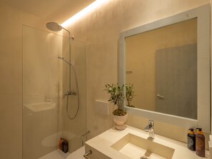 Dusche, Haartrockner, Handtücher, Seife