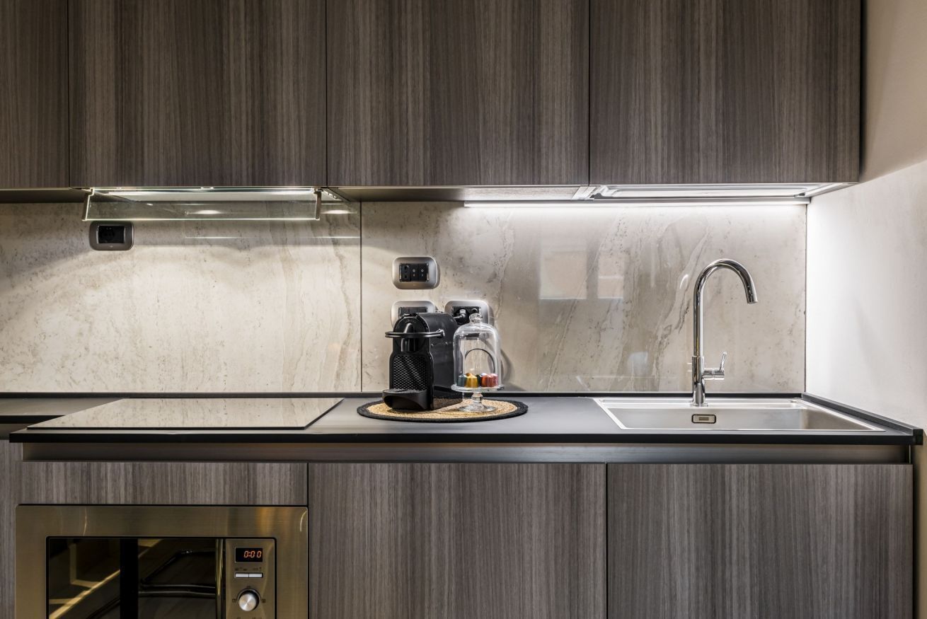 Een microgolfoven, kookgerei, borden en bestek