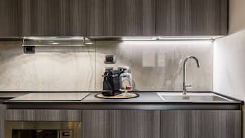 Microwave, cookware/dishes/utensils