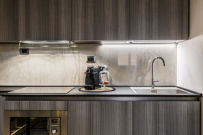 Microondas y utensilios de cocina 