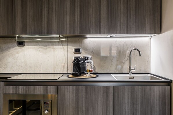 Micro-ondes, batterie de cuisine, vaisselle et ustensiles