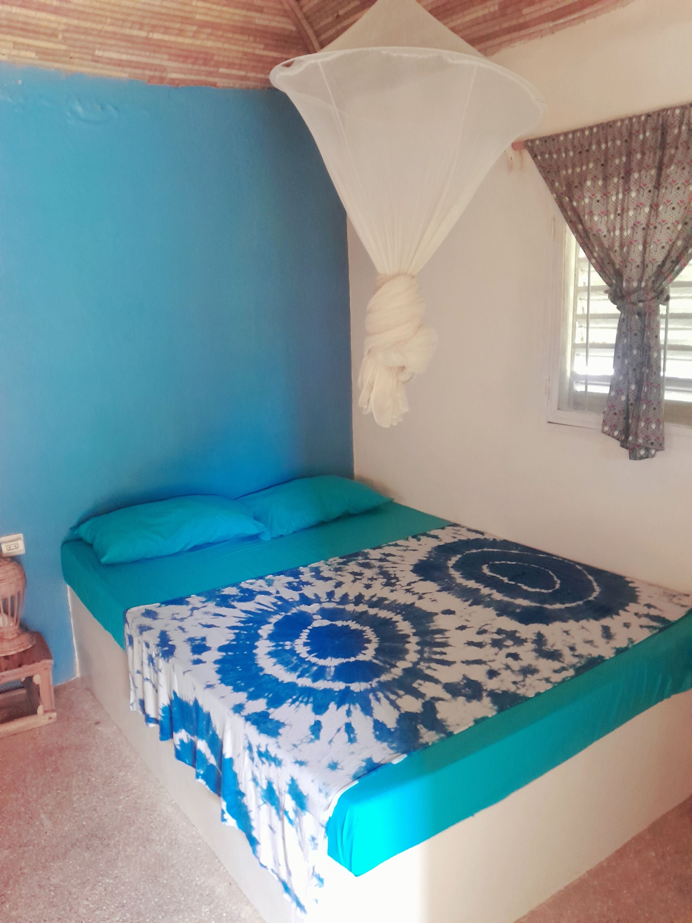 Huone | Yksilöllisesti sisustettu, kannettavalle tietokoneelle sopiva työtila