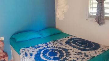 Huone | Yksilöllisesti sisustettu, kannettavalle tietokoneelle sopiva työtila