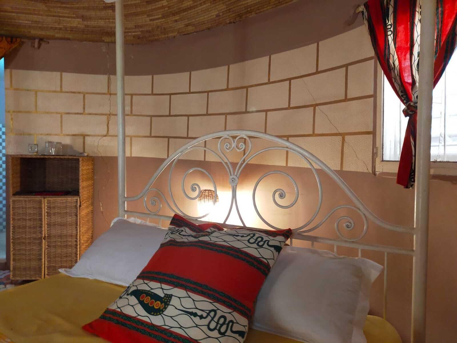 Habitación tradicional | Decoración personalizada y espacio para trabajar con laptop 