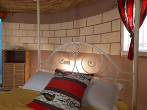 Decoración personalizada y espacio para trabajar con laptop