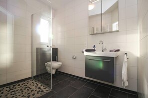 Appartement, 2 slaapkamers | Badkamer | Een douche, een haardroger, vloerverwarming, handdoeken