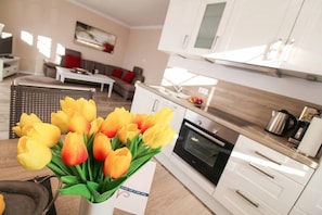 Appartement, 2 slaapkamers | Privékeuken | Een koelkast, een microgolfoven, een oven, een kookplaat