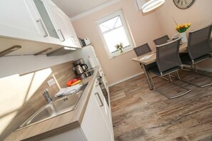 Apartment, 2 Schlafzimmer | Eigene Küche | Kühlschrank, Mikrowelle, Ofen, Herdplatte