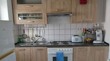 KĂŒhlschrank, Mikrowelle, Ofen, Herdplatte