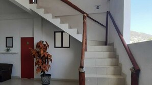 Una escalera con barandillas de madera que lleva a una plataforma.