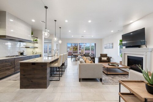 Red Rock Views | 3 Primary Suites | Right by Pool + Clubhouse | Arcadia #25