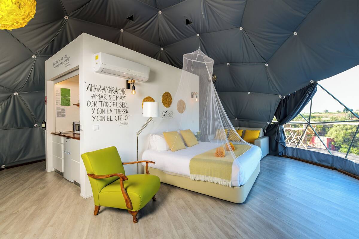Dome Couple | 高級寝具、ノートパソコン用作業スペース、WiFi (無料)、客室ごとに異なる装飾