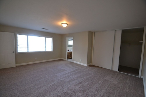 .Kaunis paikka soittaa kotiin ilman luottotarkistusta *** Mukava 3 sänkyä, 2 kylpyhuonetta kotiin.